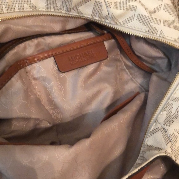 Michael kors cream purse basically brand new! - Picture 6 of 8